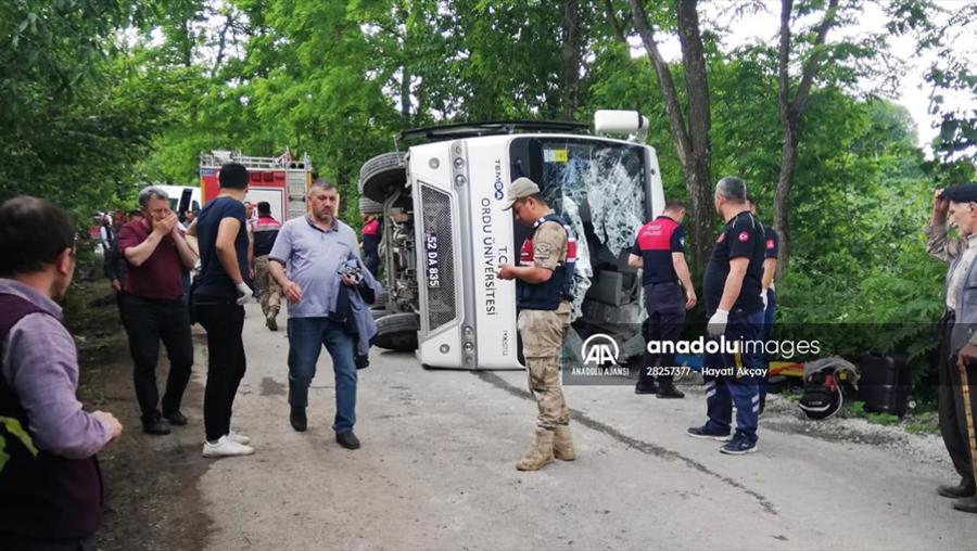 Dekanları taşıyan otobüs kaza yaptı: 1 ölü, 19 yaralı